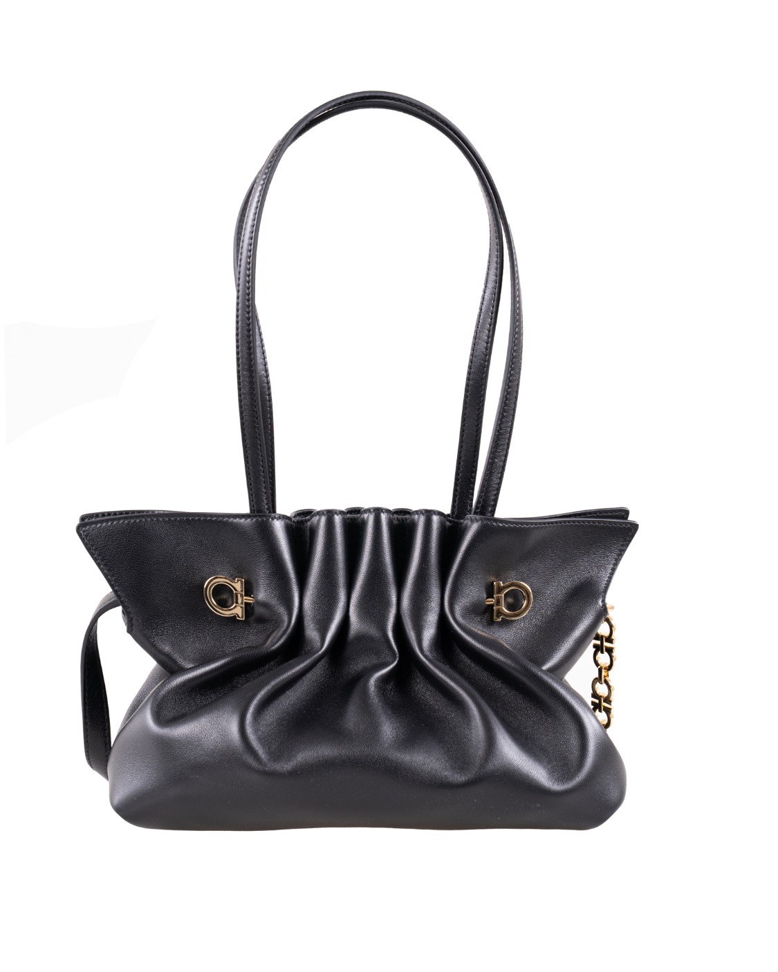 shop SALVATORE FERRAGAMO  Borsa: Salvatore Ferragamo Soft-Bag (S).
Questa borsa a spalla reinterpreta un modello d’archivio con un’attitudine moderna. 
La silhouette essenziale è esaltata dalla morbidezza della nappa, raccolta con naturalezza dal Gancio pin. 
A) Altezza 18.0 CM  B) Lunghezza 27.0 CM  C) Profondità 11.0 CM.
Luce manico: 50 cm.
Luce manico: 24 cm.
Composizione: nappa.
Made in Italy.. 219959 SH PIERC S-783294 number 394012